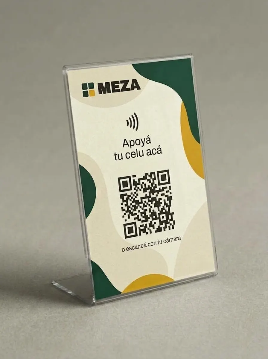 El acrílico de Meza con el QR de la mesa y el cartel Apoyá tu celu acá