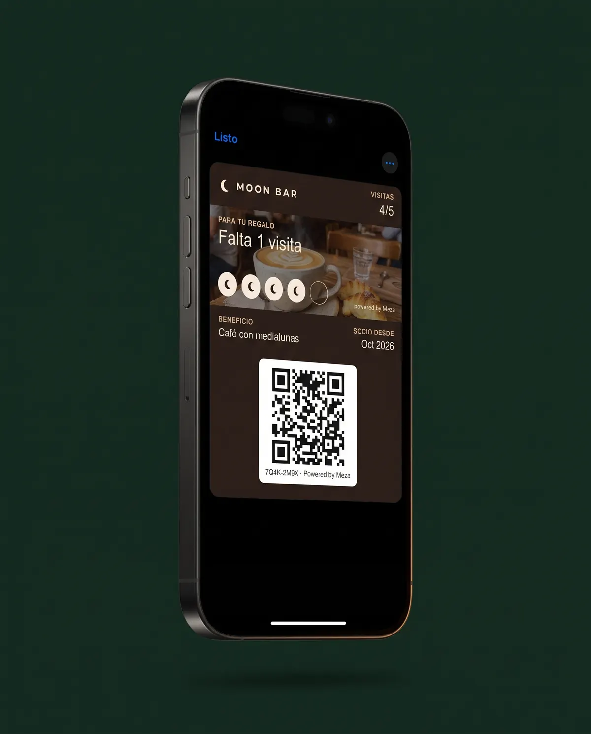 Un iPhone con la tarjeta de fidelidad de Moon Bar en el Wallet: 4 de 5 visitas, falta 1 para el café con medialunas